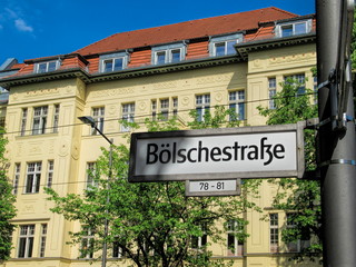 Fototapete - berlin, deutschland - sanierter altbau an der historischen bölschestraße