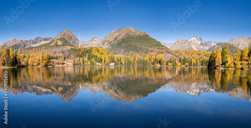 Fototapeta góry  malowniczy-widok-na-jezioro-i-gory-na-tle-blekitnego-nieba