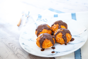 Wall Mural - Profiterole with vanilla and chocolate sauce