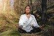 Junge Frau beim Waldbaden (Shinrin Yoku), Naturtherapie aus Japan (Model released)