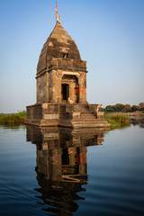 Fototapete - Baneswar temple (Small Hindu temple dedicated to Shiva) in the middle of the holy Narmada River, Maheshwar, Madhya Pradesh state, India