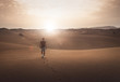 Junger Mann genießt Sonnenaufgang in der Wüste