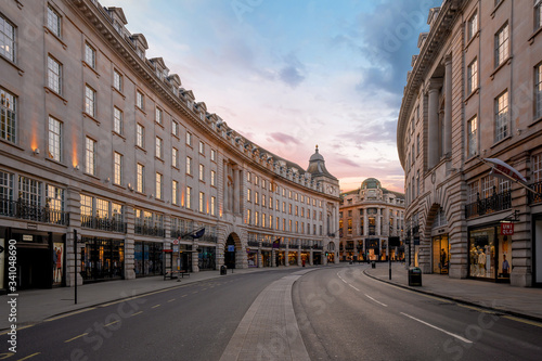 Cuadros en Lienzo LONDON, UK - 30 MARCH 2020: Empty streets in Regents Street, London City Centre