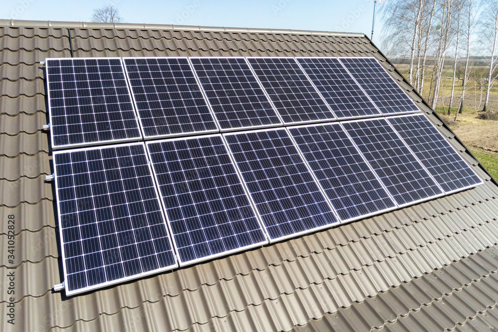 Panele fotowoltaiczne na dachu w słoneczny dzień. Fotowoltaika, dach, energia słoneczna - obrazy, fototapety, plakaty 