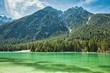 Toblacher See vor Bergpanorama der Dolomiten in Südtirol
