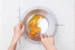 自宅でミルクティーシフォンケーキを作る工程　1-卵黄とグラニュー糖を混ぜる