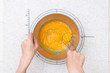 自宅でミルクティーシフォンケーキを作る工程　1-卵黄とグラニュー糖を混ぜる
