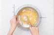 自宅でミルクティーシフォンケーキを作る工程　7-ふるった薄力粉を混ぜる様子