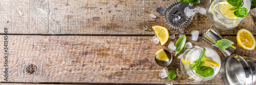 Photographie Boozy lemon basil lemonade, with fresh basil leaves, lemons and crushed ice, rus