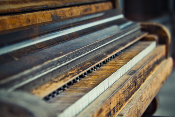 2020-04-20 A OLD FORGOTTEN WOODEN PIANO WITH WORN OUT KEYS ON THE STREET IN ENUMCLAW WASHINGTON