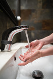 Fototapeta Morze - mujer lavandose las manos con jabon woman washing her hands with soap