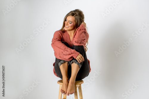 Fotografía Happy beautiful blonde model posing in pink cardigan
