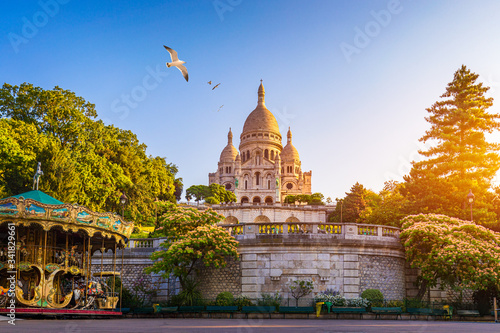 Plakat Bazylika Sacre Coeur na Montmartre w Paryżu, Francja. Bazylika Najświętszego Serca Pana Jezusa (Bazylika Sacre Coeur). Montmartre, Paryż, Francja. Paryż. Bazylika Sacre-Coeur. Na wzgórzu Montmartre. Paryż.
