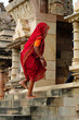 Donne e uomini indiani in abiti tradizionali che entrano in un tempio induista 