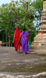 Donne e uomini indiani in abiti tradizionali che entrano in un tempio induista 