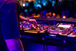 © JavierRey - Mano de Dj tocando la mesa de mezclas