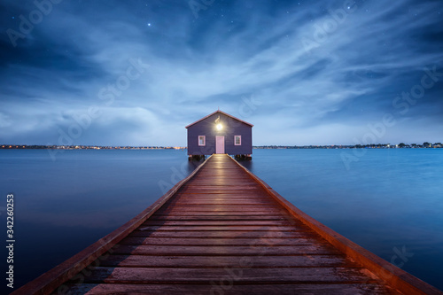 Cuadros en Lienzo Sunrise over the Matilda Bay boathouse in the Swan River