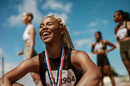 Cuadros en Lienzo Sportswoman with medal celebrating her victory