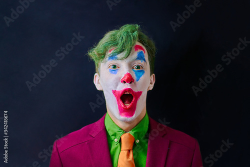 Fotografía Man in mime makeup cosplay with green hair and a red suit an orange tie and a green shirt