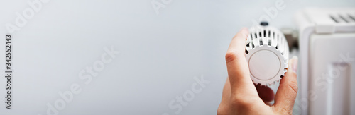 Fotomural Woman Adjusting The Thermostat