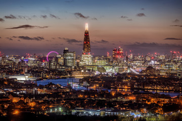 Wall Mural - Die Skyline von London, Großbritannien, am Abend mit den beleuchteten Wolkenkratzern und zahlreichen Touristenattraktionen