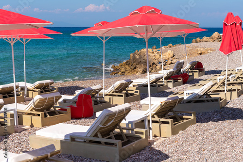 Fotografía Sun loungers with umbrellas on Ellie beach in Rhodes town. Greece