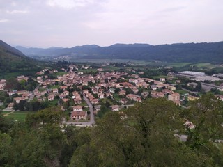 Panorama di una città di montagna