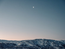 Mond Am Abendhimmel über Der Hardangervidda In Norwegen