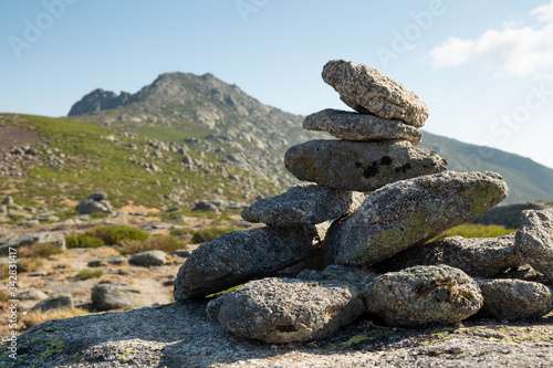 Fotomural Hito de piedras señalizando una ruta en el Parque Regional de la Sierra de Gredos