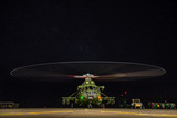 Fototapeta  - Śmigłowiec Mi-17, tuż przed startem w gwieździstą noc. Lotnisko Mirosławiec. 