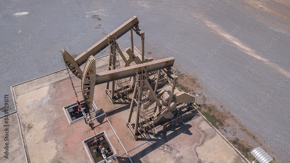 Foto de Stock Pumpjack ndustrial oil pump jack working and pumping ...