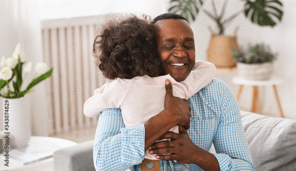 Grandparent grandchild relationship. Senior African American man hugging his granddaughter at home - obrazy, fototapety, plakaty 