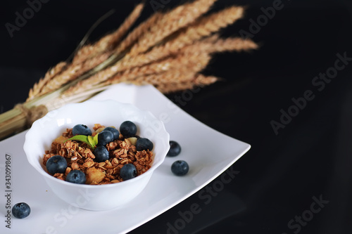 Cuadros en Lienzo A healthy breakfast cereal with milk and fruit