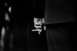 Zigarette mit Hand und schwarzem Hintergrund in Schwarzweiss