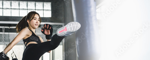 Athlete woman doing kick boxing training Fototapet