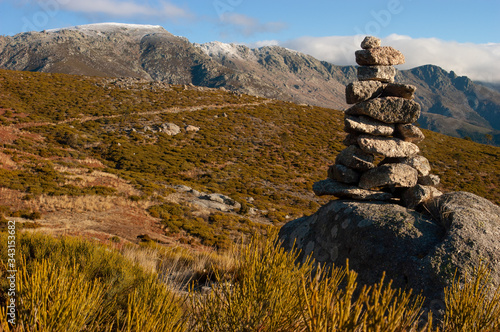 Fotografía Hito de piedras señalizando al paso del collado del Yelmo, en la vertiente sur del Parque Regional de la Sierra de Gredos