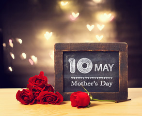 Wall Mural - 10 May Mothers day message on a small chalkboard with red roses