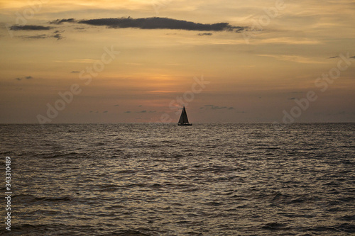 Fotografía Atardecer en el mar de Mazatlan cielo despejado con velero o barco y barco de ve