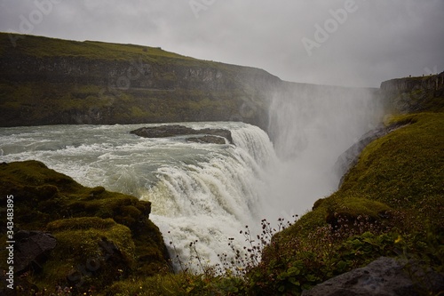 Fotografía Catarata de Gullfoss, Islandia, con cielo nublado.