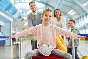 Canvas Print - Happy girl and family in the airport