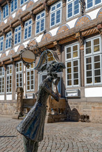 Statue Mit Coronamaske Vor Altstadtarchitektur Hameln