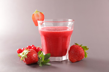 Canvas Print - strawberry juice, smoothie and fresh raw berries