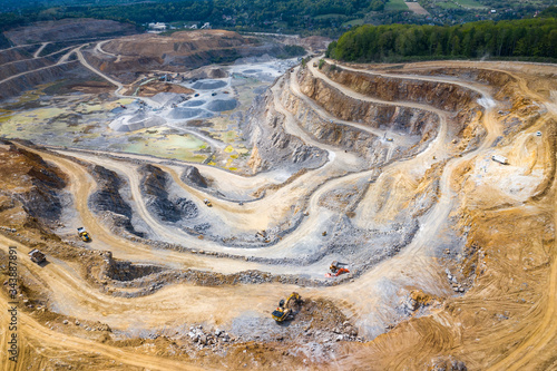 Fototapeta na szkło Wydobycie z góry. Tarasy przemysłowe w kopalni odkrywkowej. Widok z kopalni odkrywkowej. Kopalnia Dolomitów. Przemysł wydobywczy. Gigantyczne koparki.