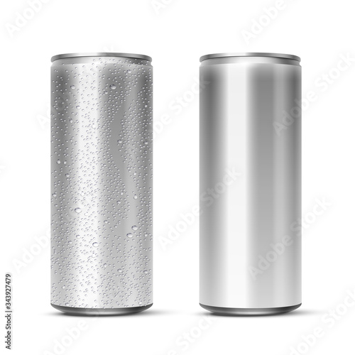Fotografía Vector 3D realistic aluminum cans with and without water drops isolated on white background