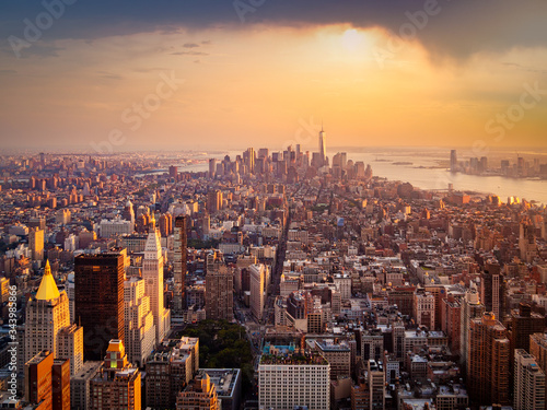 Fotomural New York City illuminated by the rising sun