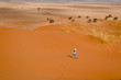 Kind auf Sanddüne, Namibia 