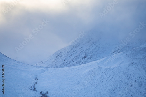 Photographie Heavy snow in the Glen Garry area of the Scottish Highlands, UK.