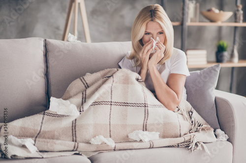 Fotografía Portrait of her she nice attractive sick mature lady sitting on divan feeling ba