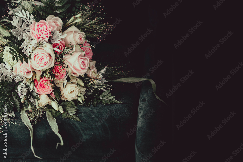 Piękny bukiet z różowymi kwiatami leży na fotelu. Wiązanka ślubna. Dekoracja florystyczna. Kartka z życzeniami - obrazy, fototapety, plakaty 