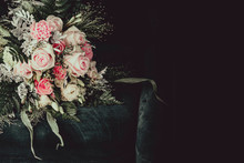 Piękny Bukiet Z Różowymi Kwiatami Leży Na Fotelu. Wiązanka ślubna. Dekoracja Florystyczna. Kartka Z życzeniami